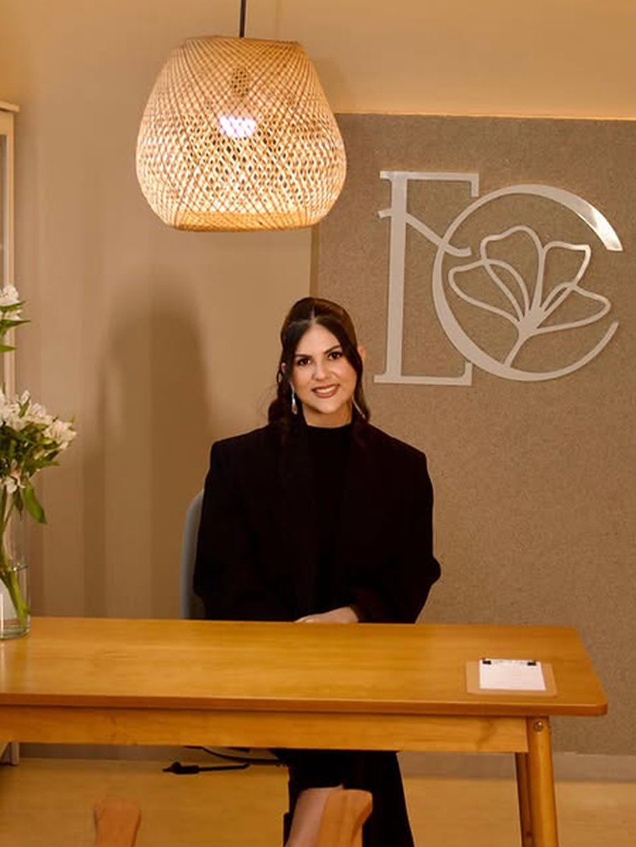 Dra. Eduarda Carvalho em seu consultório em Bezerros
